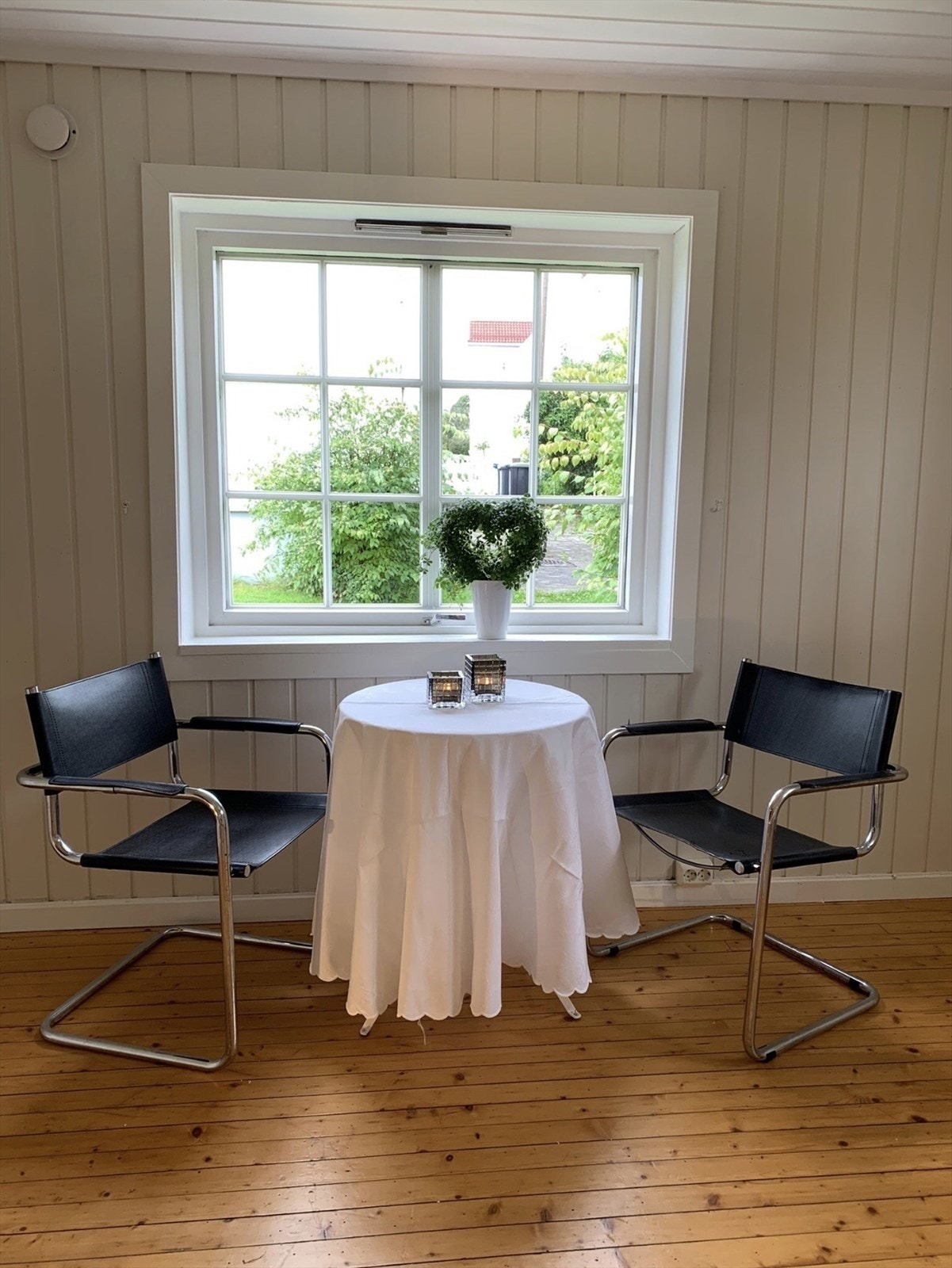 Lys og trivelig stue med gode møbleringsmuligheter og plass til både sittegruppe og spiseplass. Galleribilde