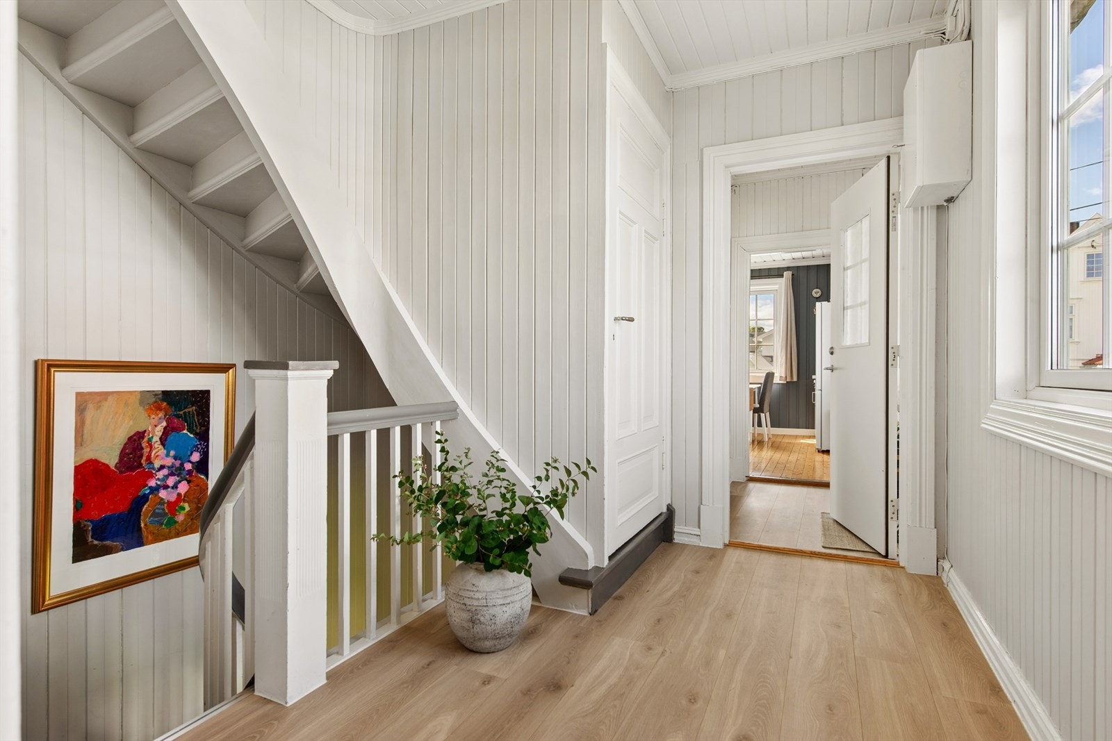Gangareal som leder inn til den separate leiligheten i andre etasje. Galleribilde