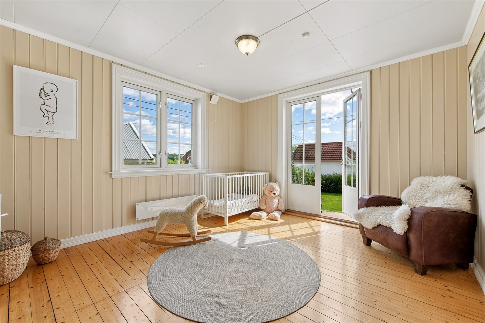 Fra det ene soverommet i første etasje er det direkte utgang til hagen. Galleribilde
