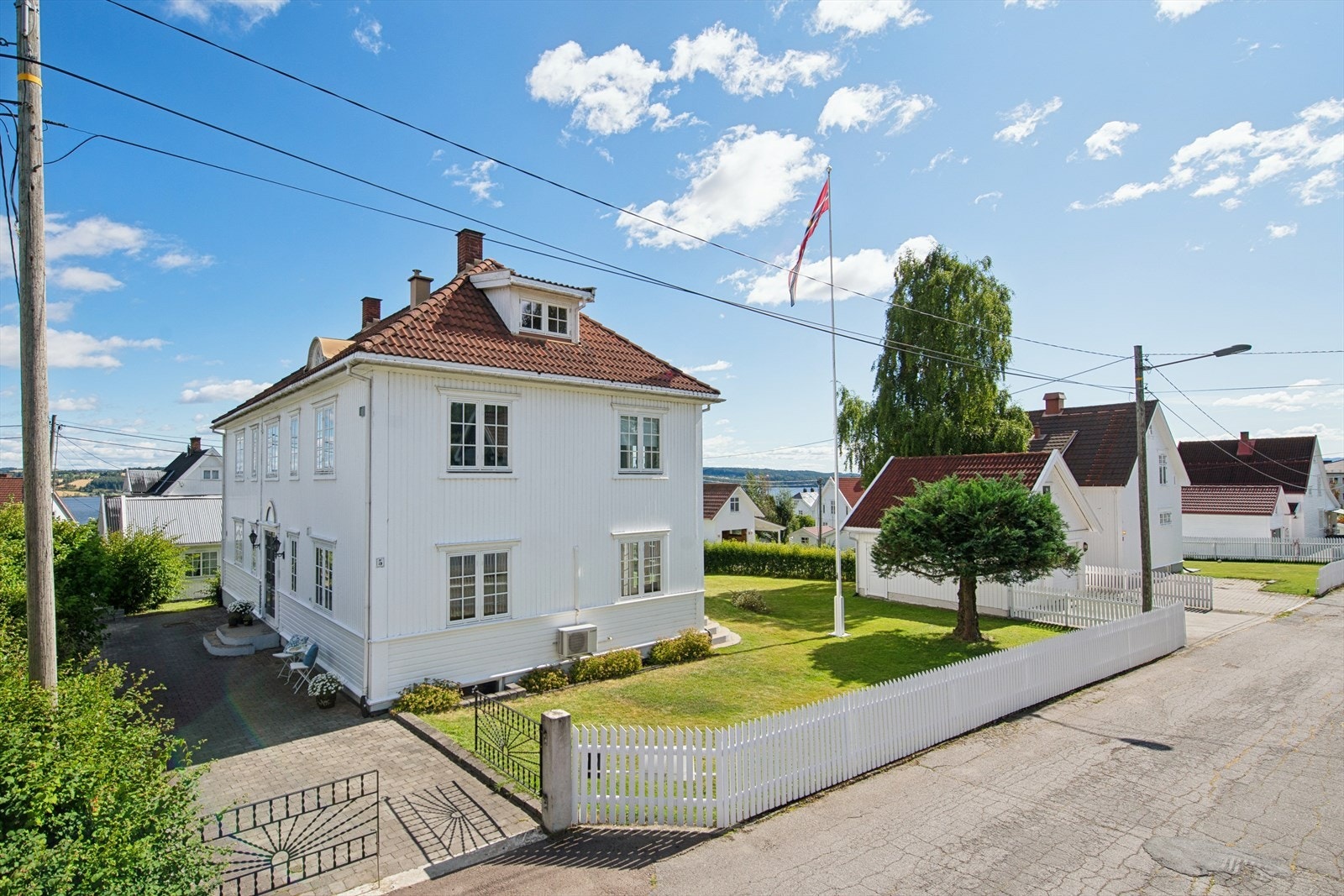 Området er preget av småhusbebyggelse og har en rolig og familievennlig karakter, samtidig som det er kort vei til sentrum og byens servicetilbud. Galleribilde