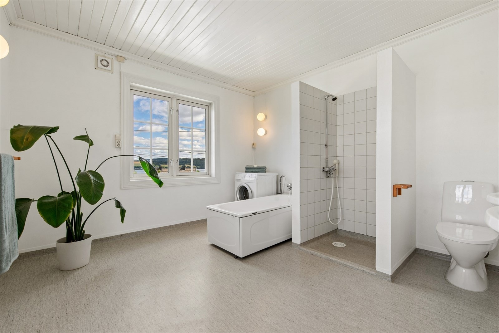 Hovedbadet i andre etasje fra 1993 har elektriske varmekabler i gulvet, badekar og opplegg for vaskemaskin. Galleribilde