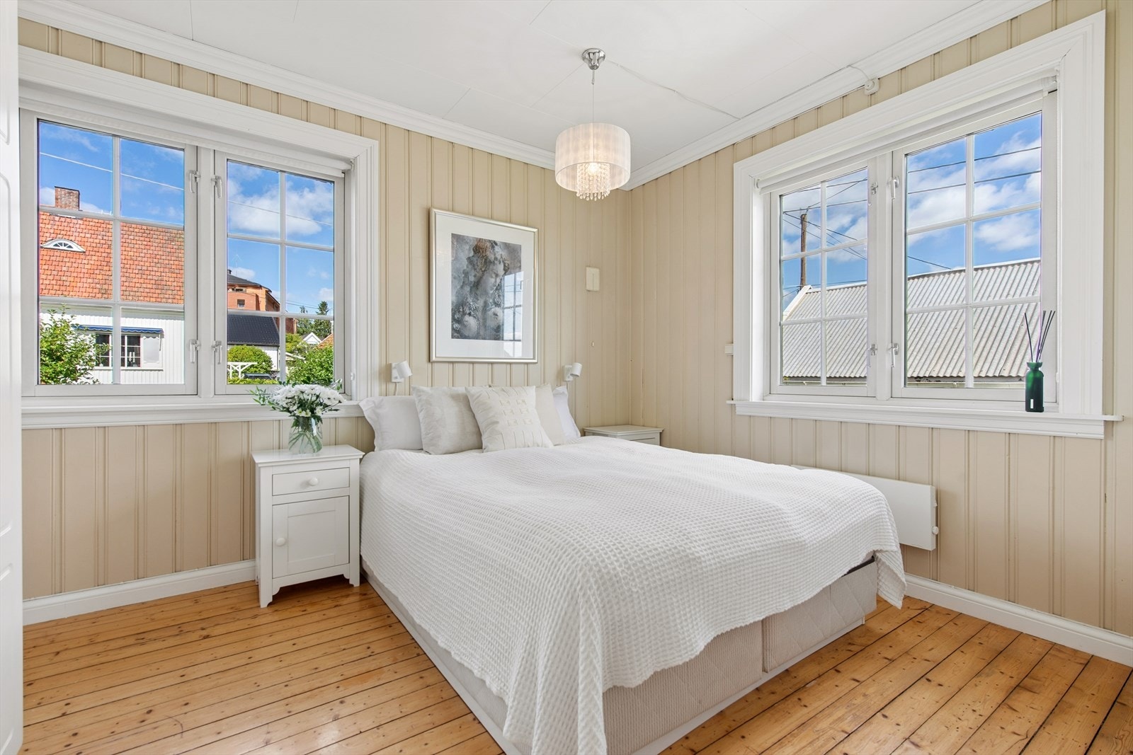 Første etasje har to romslige soverom med lakkerte tregulv, malt panel på vegger og malte himlingsplater. Galleribilde