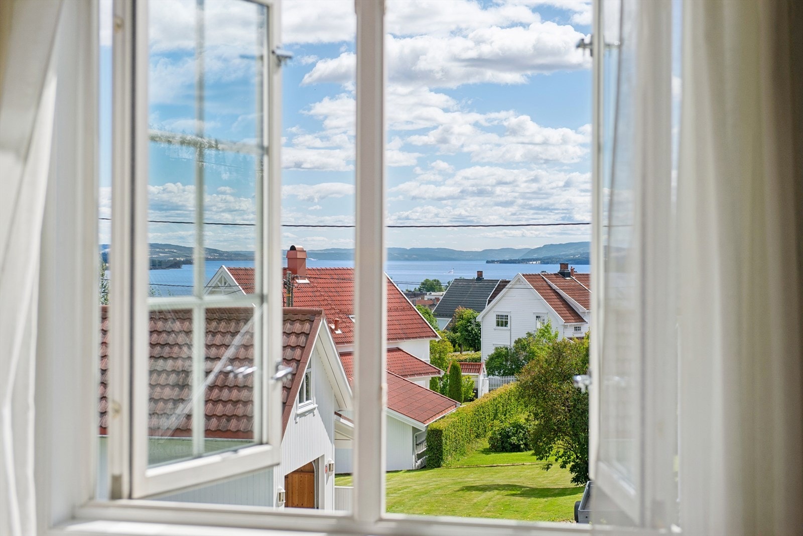 Utsikt fra et av soverommene i andre etasje. Galleribilde