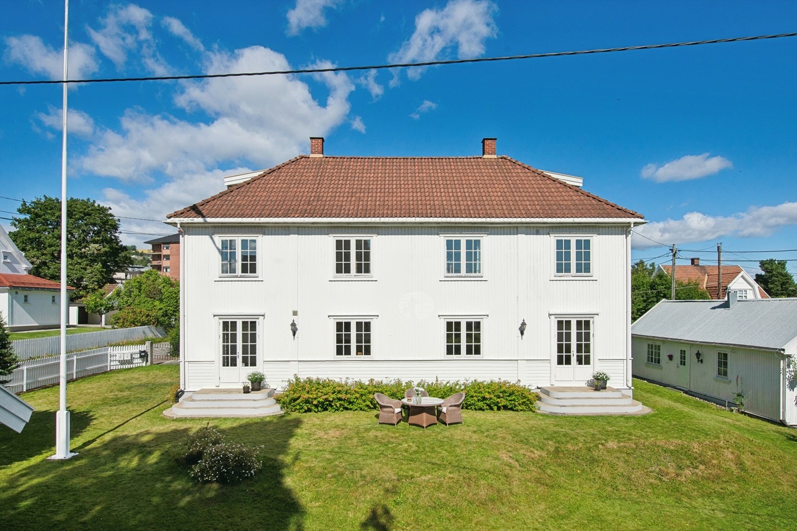 Eiendommen har eiet tomt på 982,6 m² og ligger i et etablert og attraktivt villaområde. Galleribilde