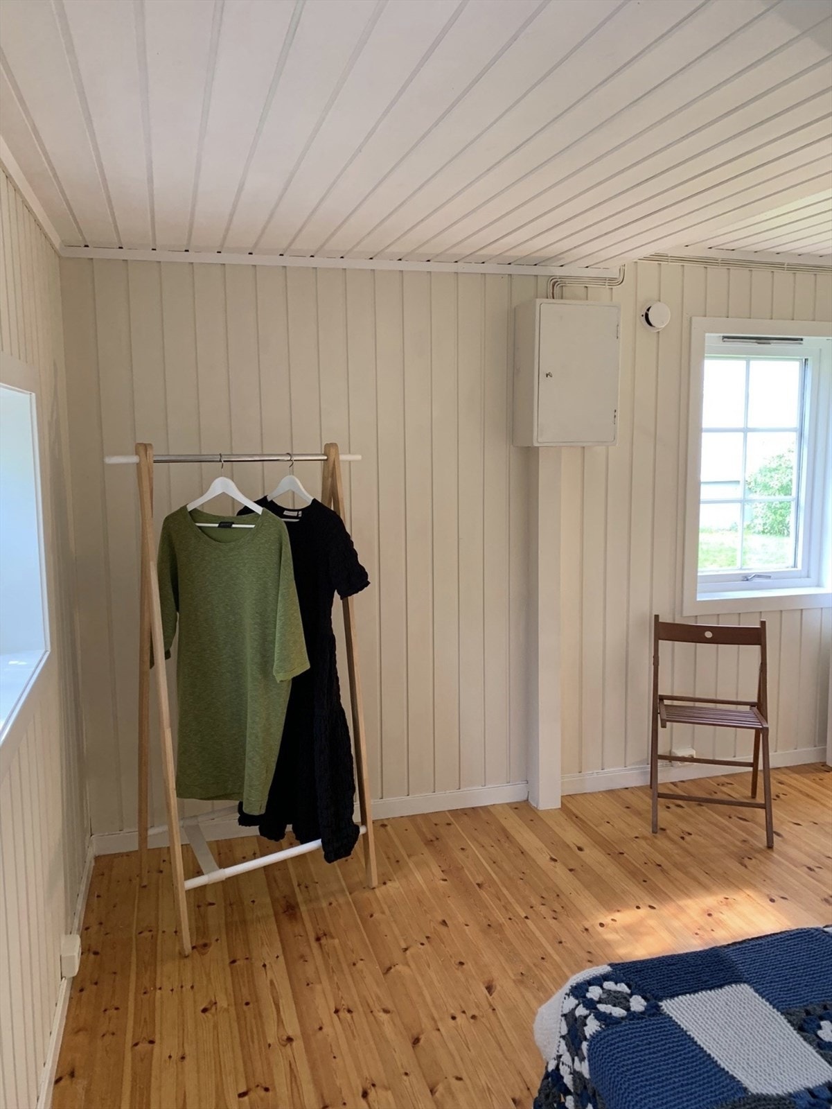 Soverom med gulv fra 2000 samt malt panel på vegger og i himling. Galleribilde