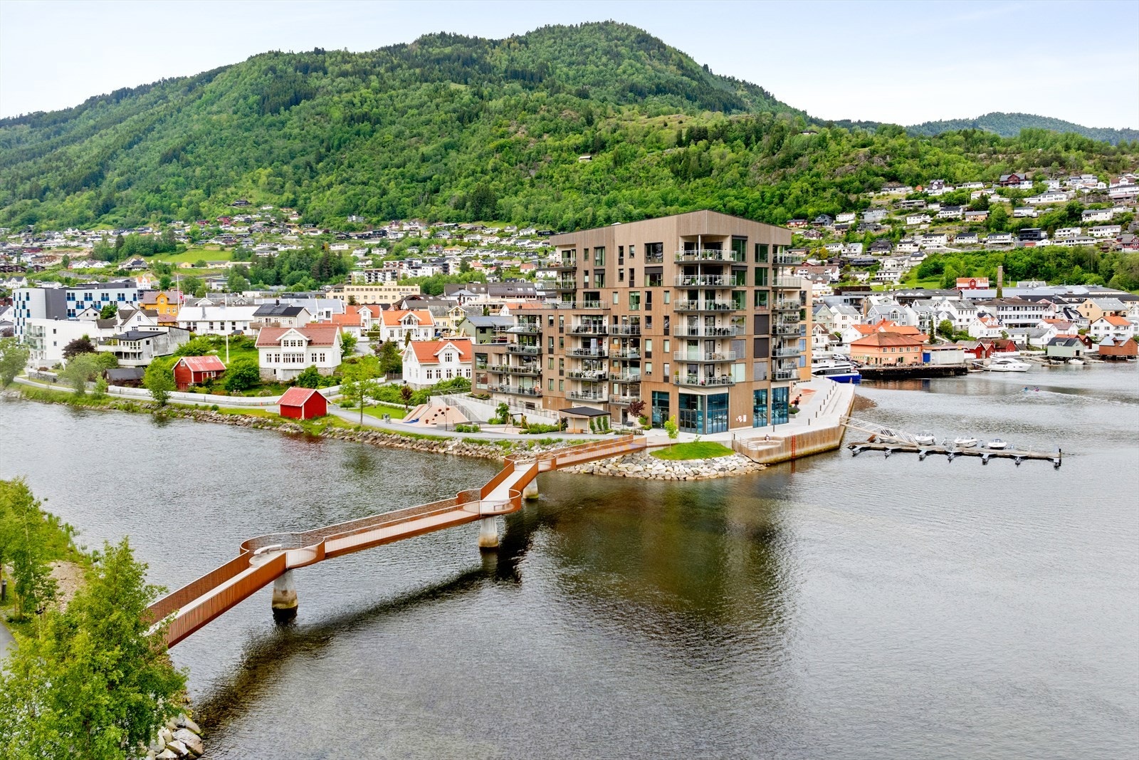 Det er også kort gangavstand til Sjøkanten kjøpesenter med både matbutikk, apotek, kommunal badestrand, stupetårn, båtplassar like ved bygget. Galleribilde