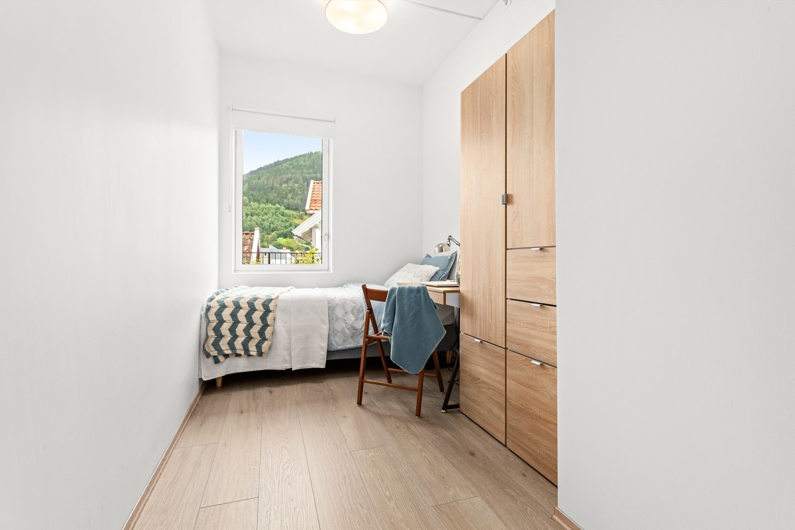 Soverom 2 har plass til enkeltseng, skrivepult og garderobeskåp. Galleribilde