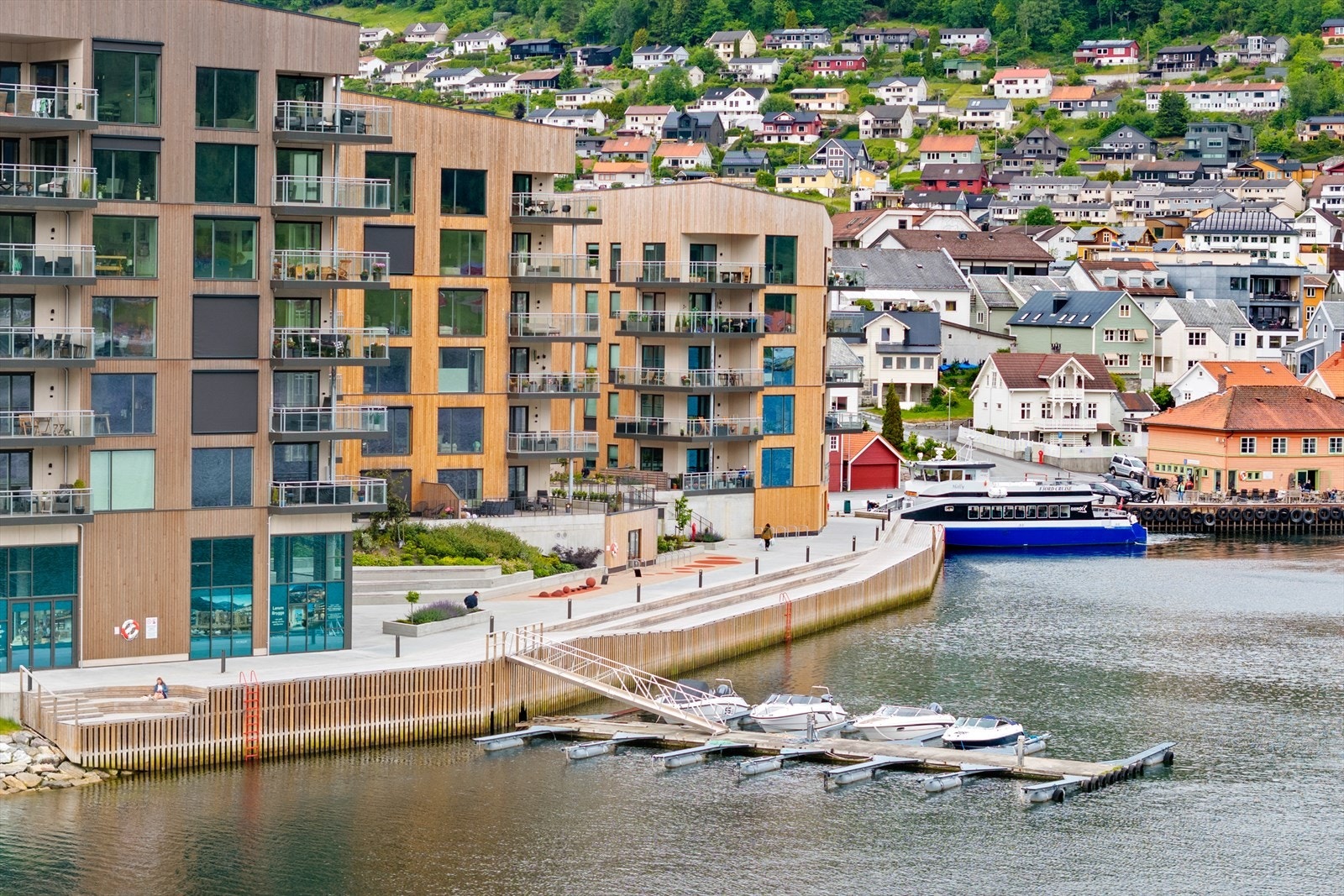 I Sogndal sentrum har du det meste av butikkar og servicetilbod. Bl.a. Sogningen storsenter. I smågatene nedanfor storsenteret finn du og kafé, restaurant, pub og kulturhus med kino, og populære fjordstien der du kan gå frå Loftesnesbrui til Bondeviki. Galleribilde