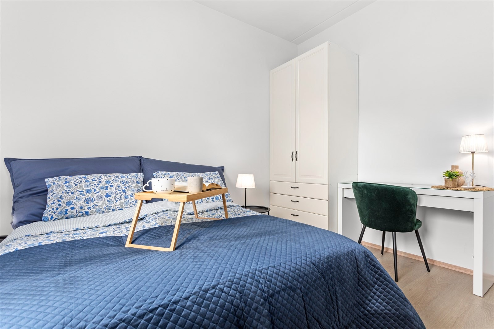 Dette soverommet har god plass til dobbeltseng og garderobeskåp. Galleribilde