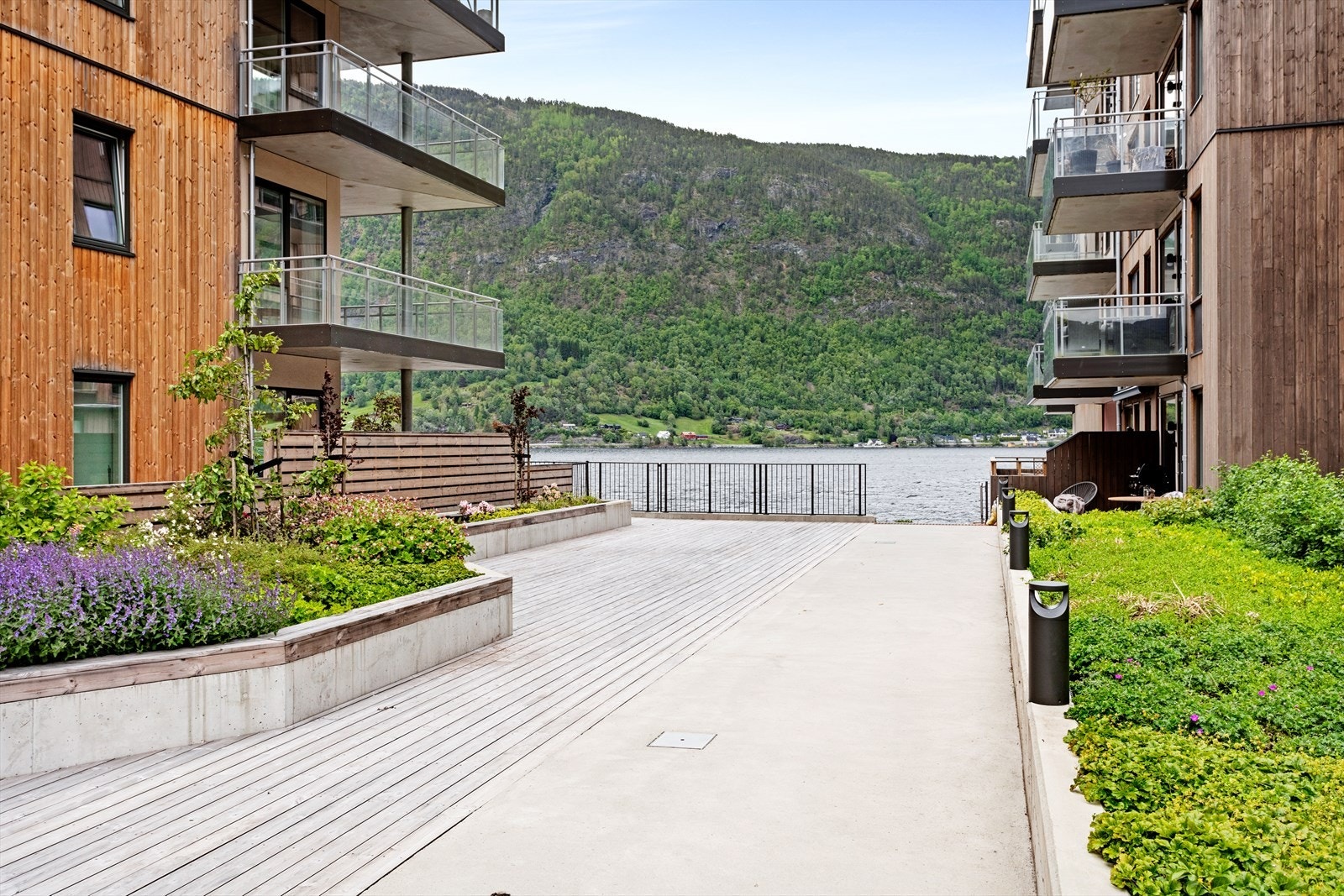 Tomt og uteområder er fellesareal, og er flott opparbeidd med leikeplass, planter, tre, sittebenkar og bord. Galleribilde