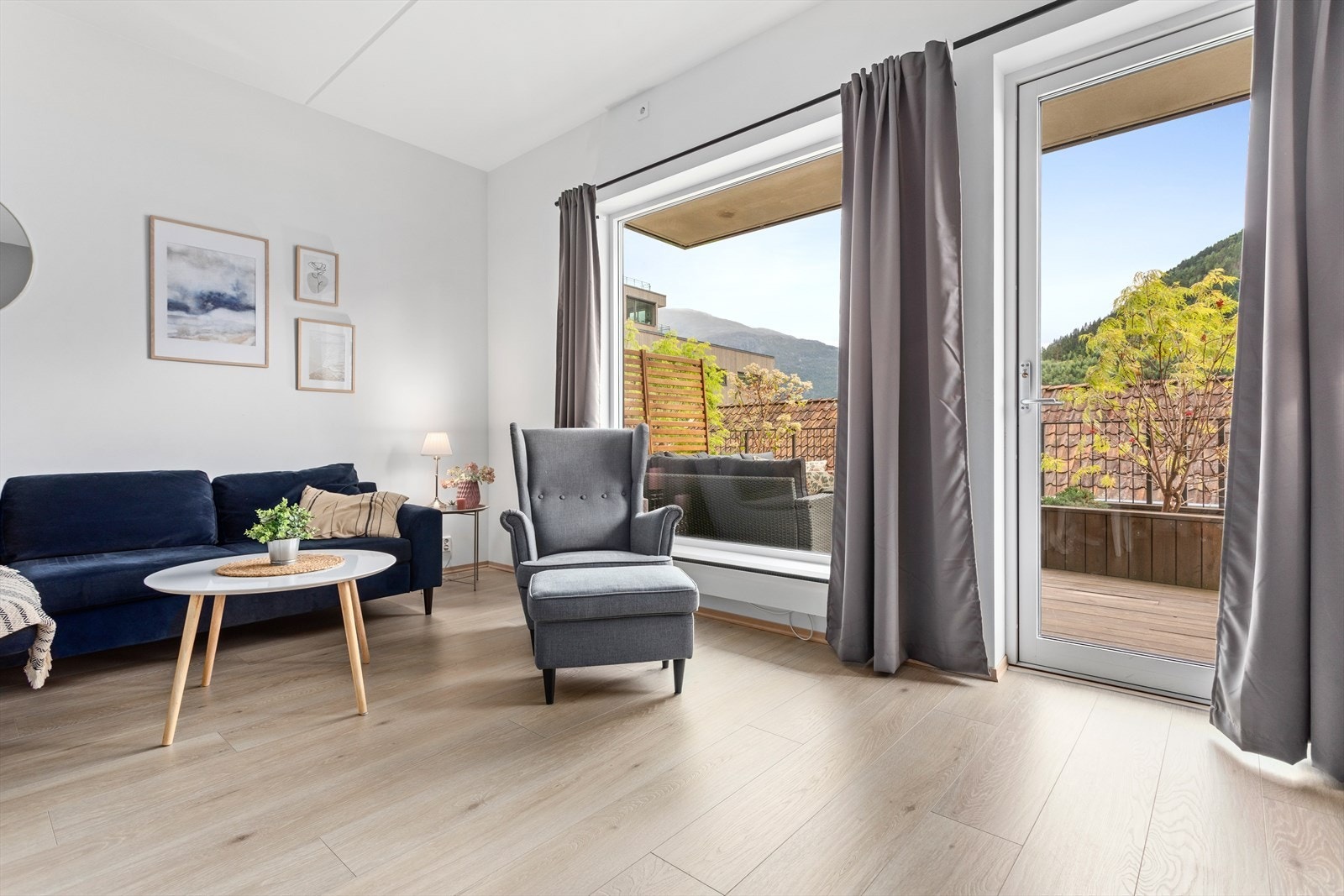 Dei store vindaugsflatene gjer at leilegheita får gode lysforhald. Galleribilde
