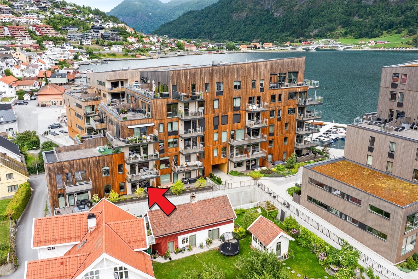 Det er gå-avstand til alt av fasilitetar som skule, barnehage, butikkar og offentlege kontor. Det er ca. 10 min. gange til Fosshaugane Campus. Galleribilde