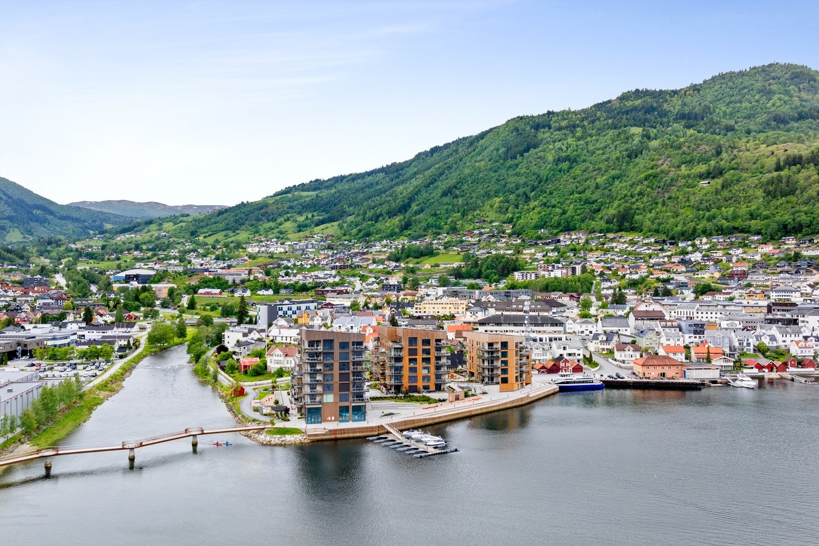 Med Lerum Brygge har du ein unik sjanse til å bu ved fjorden i Sogndal, midt i sentrum av saftbygdi, men likevel skjerma for trafikk. Galleribilde