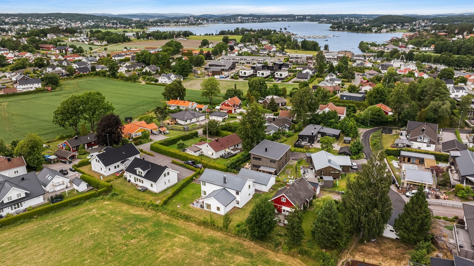 Beliggenhet på Føynland, her har man fine turområder rett utenfor døren og det er kort vei til sjø- og strand. Galleribilde