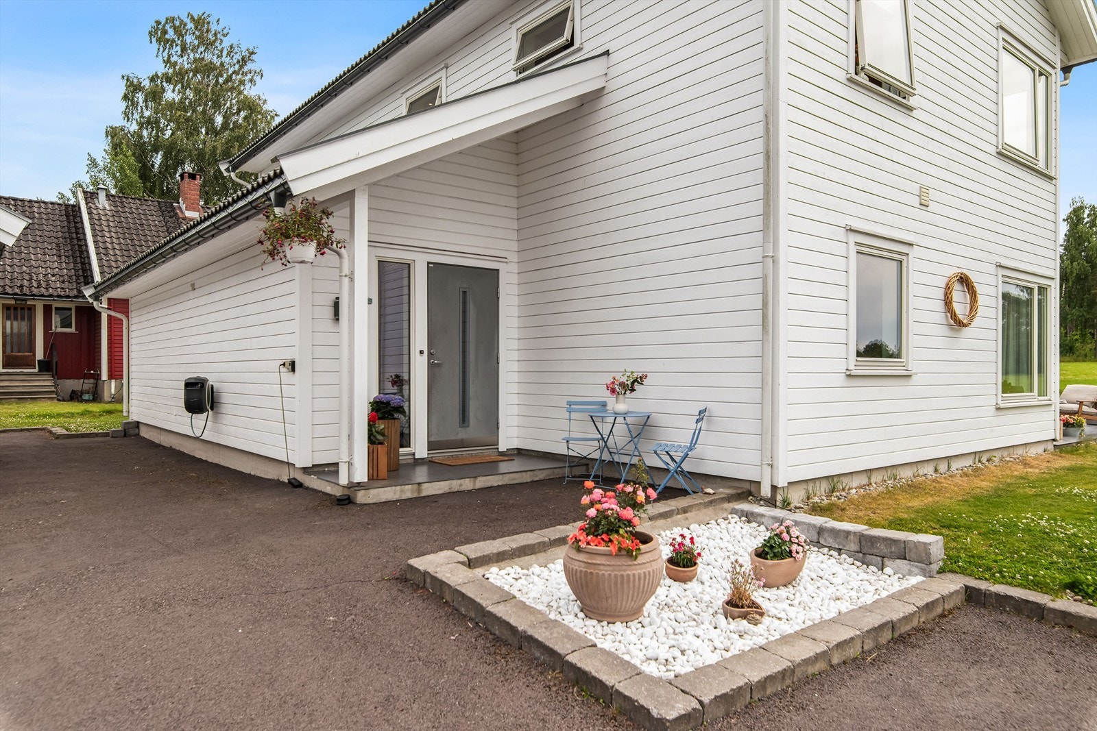 Hyggelig overbygget inngangsparti. Galleribilde