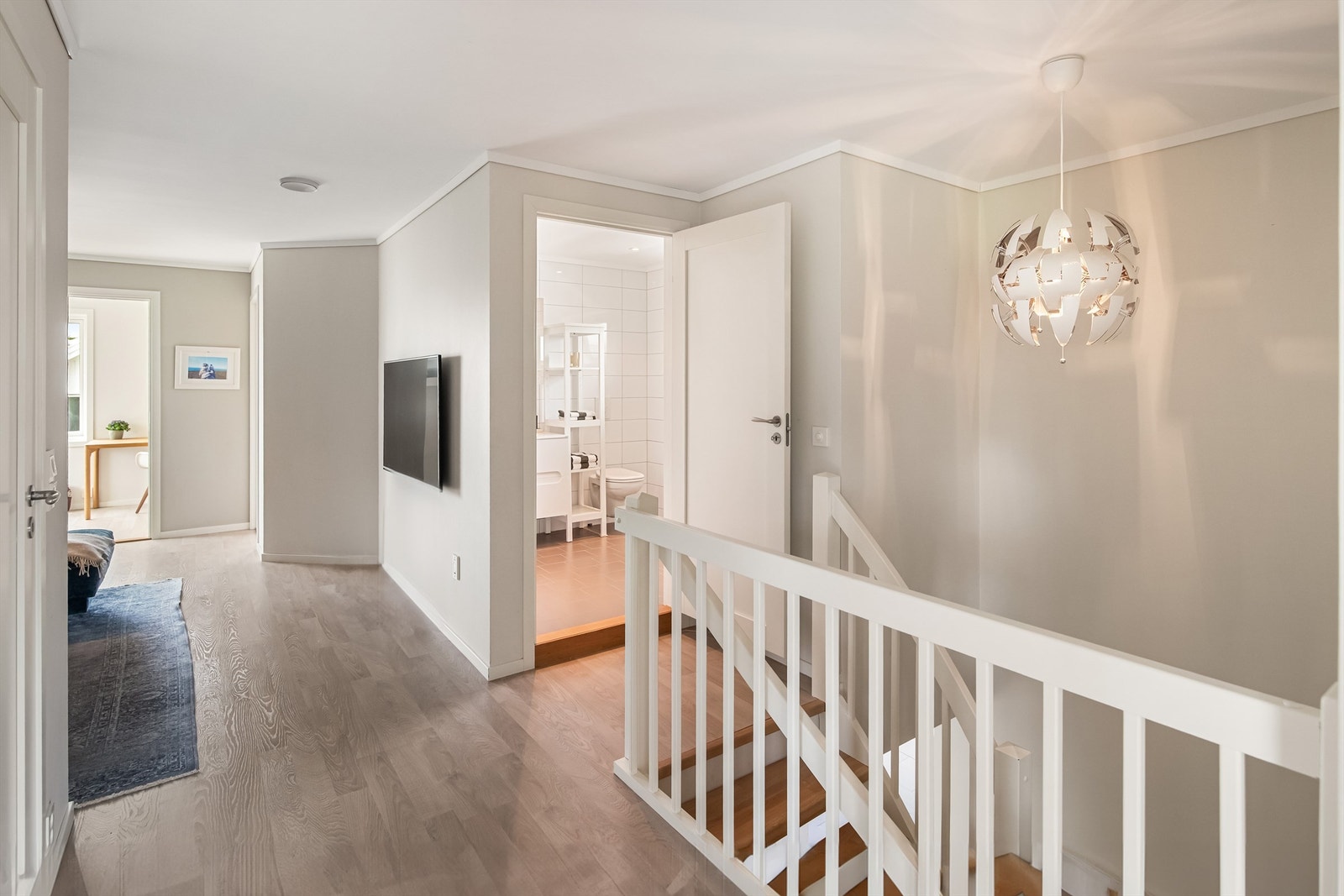 På øvre plan møtes man av en lys og romslig loftstue. Galleribilde