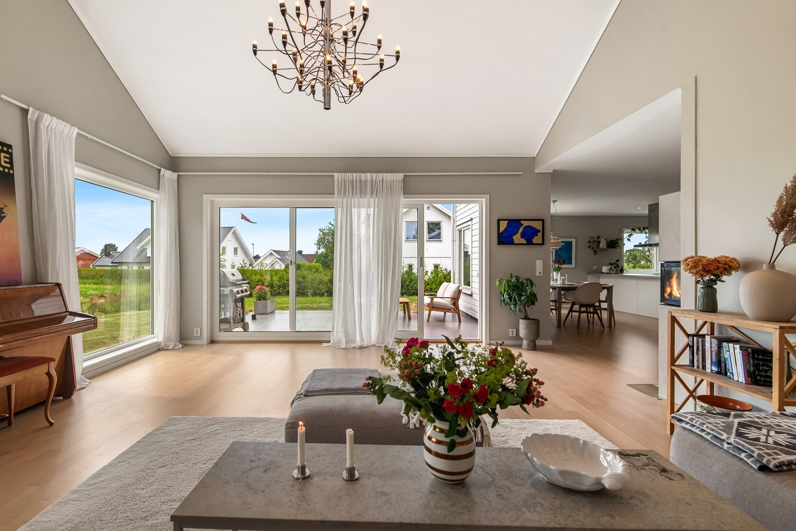 Fra stuen er det utgang til den solrike terrassen og hagen. Galleribilde