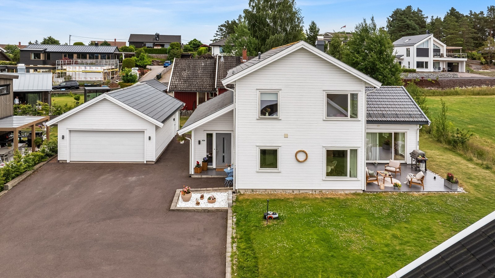 Eiendommen har en frittstående dobbelgarasje på 58 m² fra 2014. Galleribilde