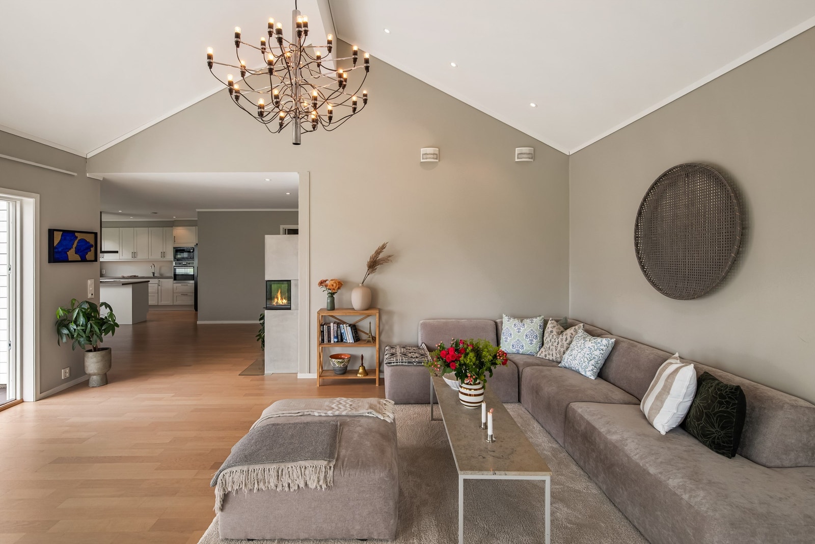 Downlights i himlingen gir en hyggelig belysning i den indre delen av stuen. Galleribilde