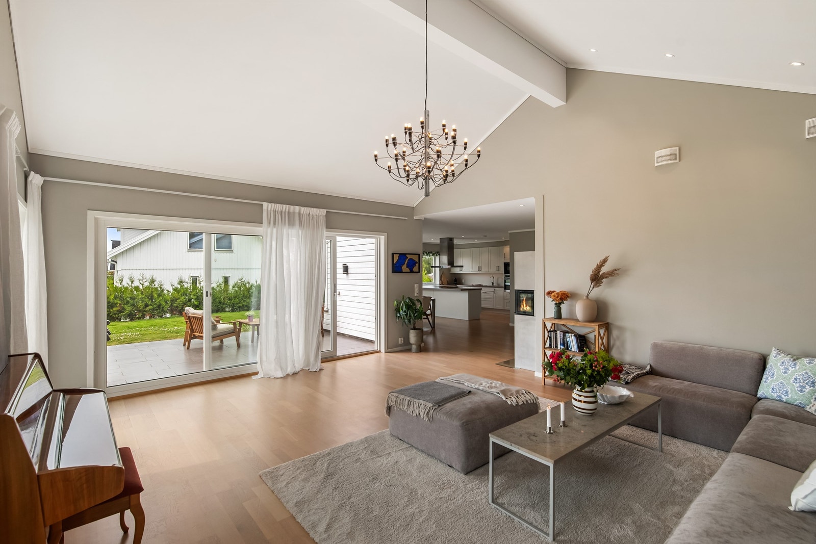 Skyvedøren fra stuen ut til terrassen, gjør det enkelt å bevege seg ut og inn på de fine dagene i sommerhalvåret. Galleribilde