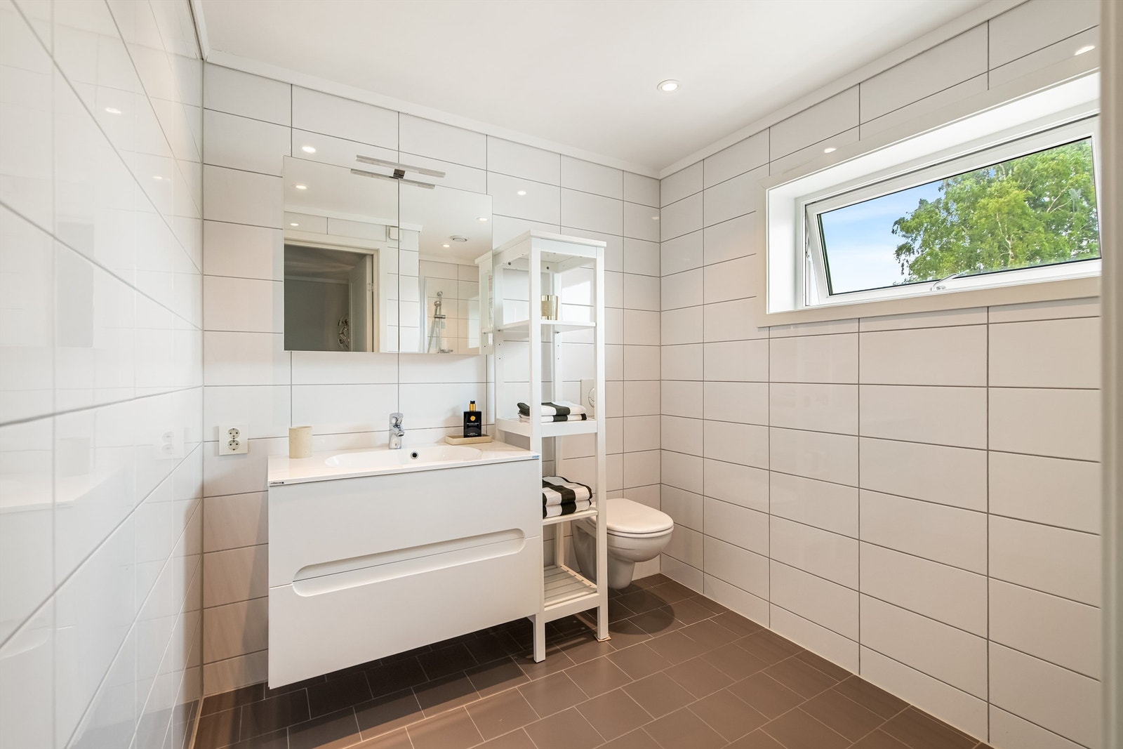 Badet i andre etasje har flislagt gulv med varmekabler og fliser på veggene. Galleribilde