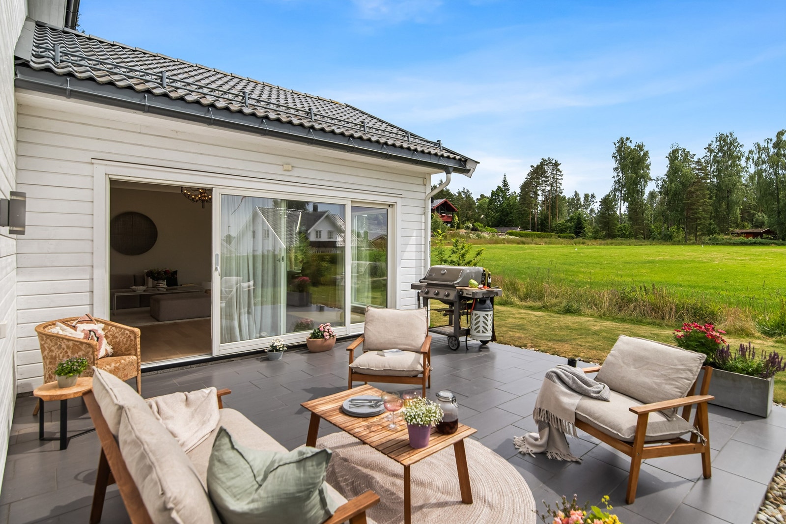 Fra stuen er det utgang til en flislagt terrasse på ca. 26 m². Galleribilde