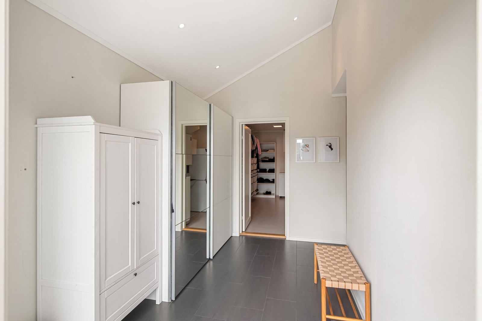 Fra entréen er det adkomst til vaskerom og et separat toalett. Galleribilde