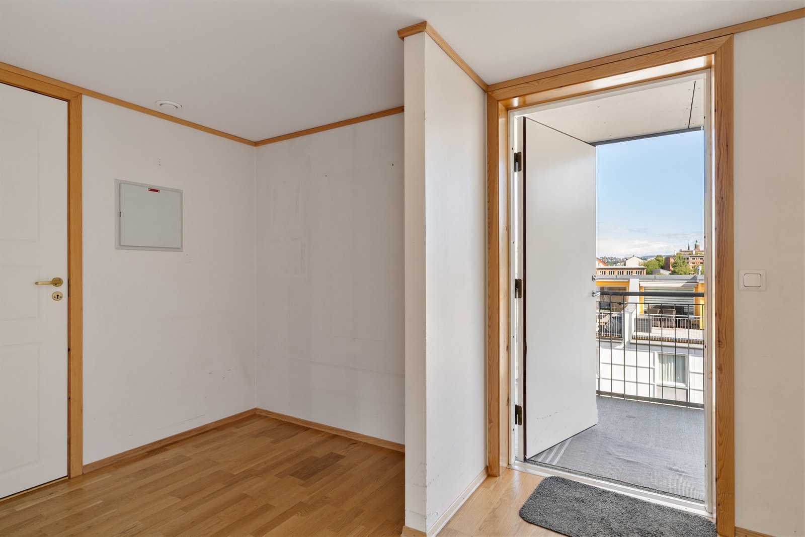 Entré/gang med garderobe, oppmålt til 8,7 kvm. Galleribilde