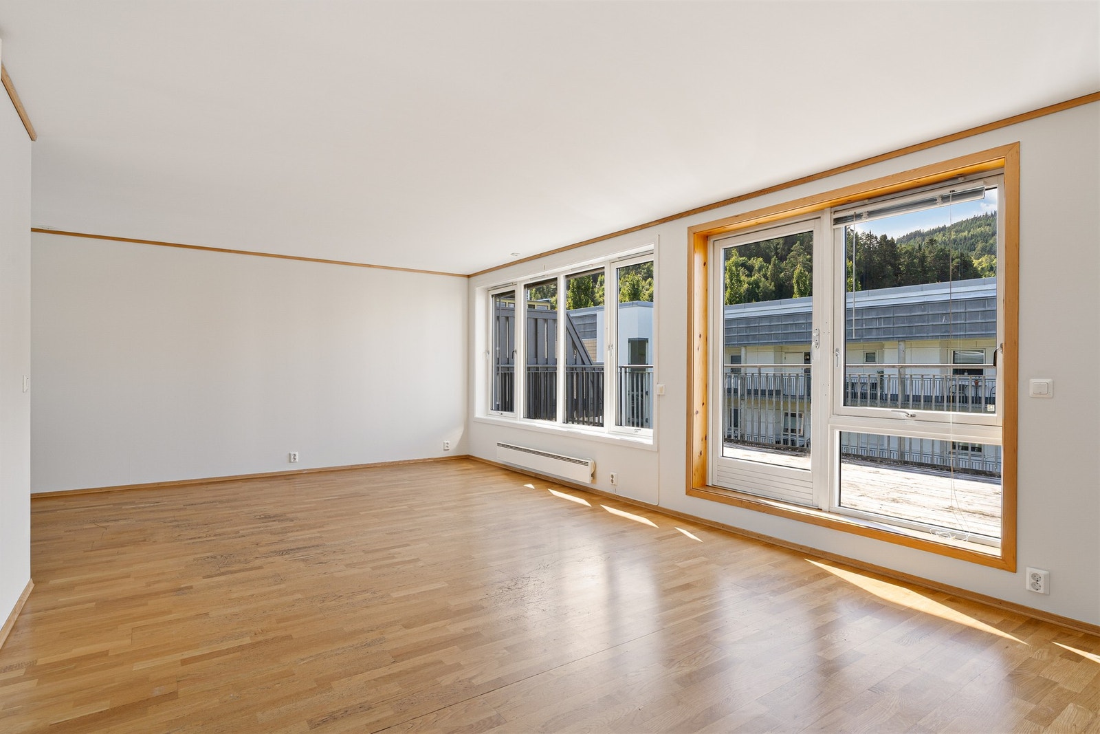 Lys og romslig stue med store muligheter. Galleribilde