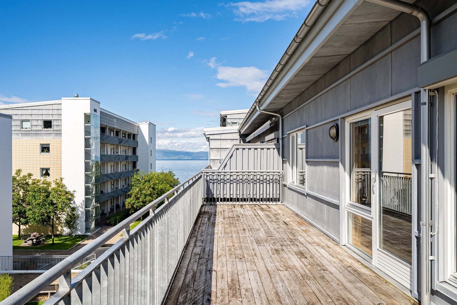 Terrassen byr på god boltreplass, hele 26,9 kvm er til rådighet! Galleribilde