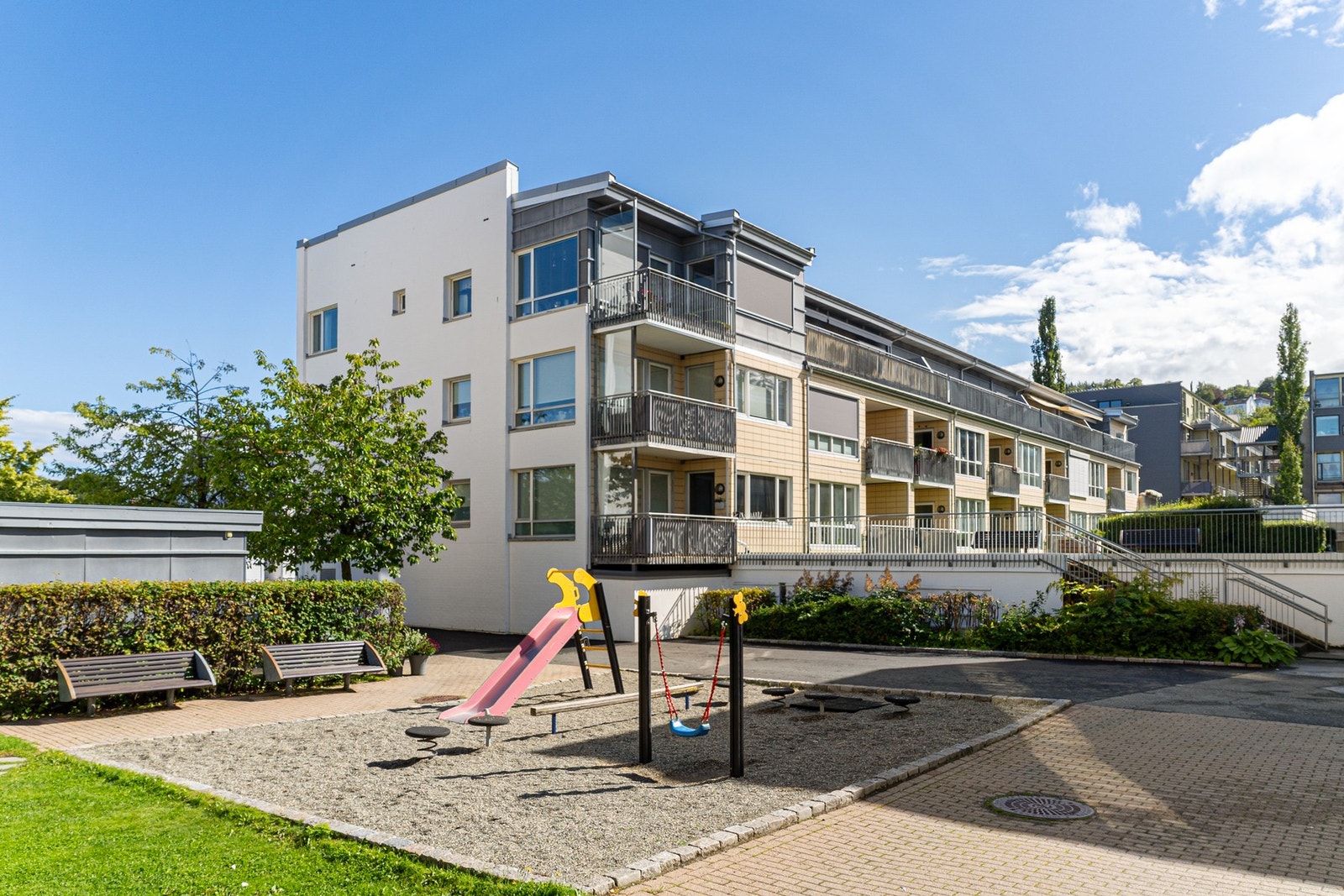 Kort vei til dagligvare, konditori, treningssenter, buss og fine rekreasjonsmuligheter. Galleribilde