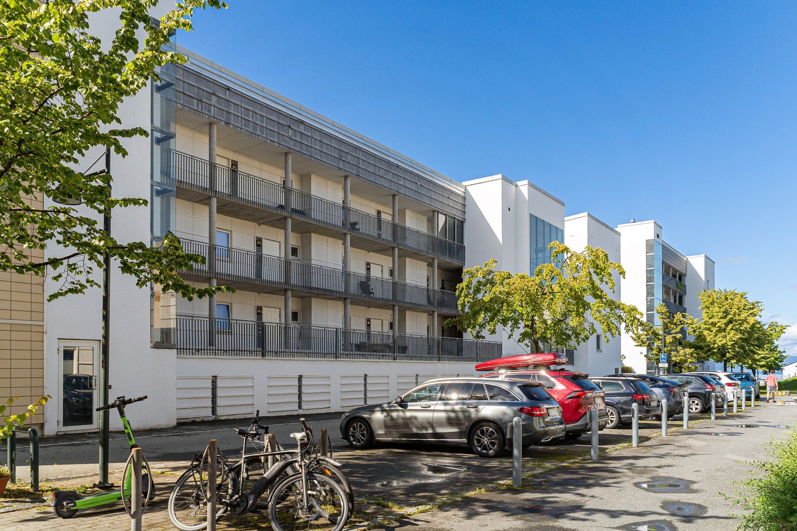 Leiligheten disponerer egen parkeringsplass i p-kjeller, med mulighet for å etablere lading for elbil. Galleribilde