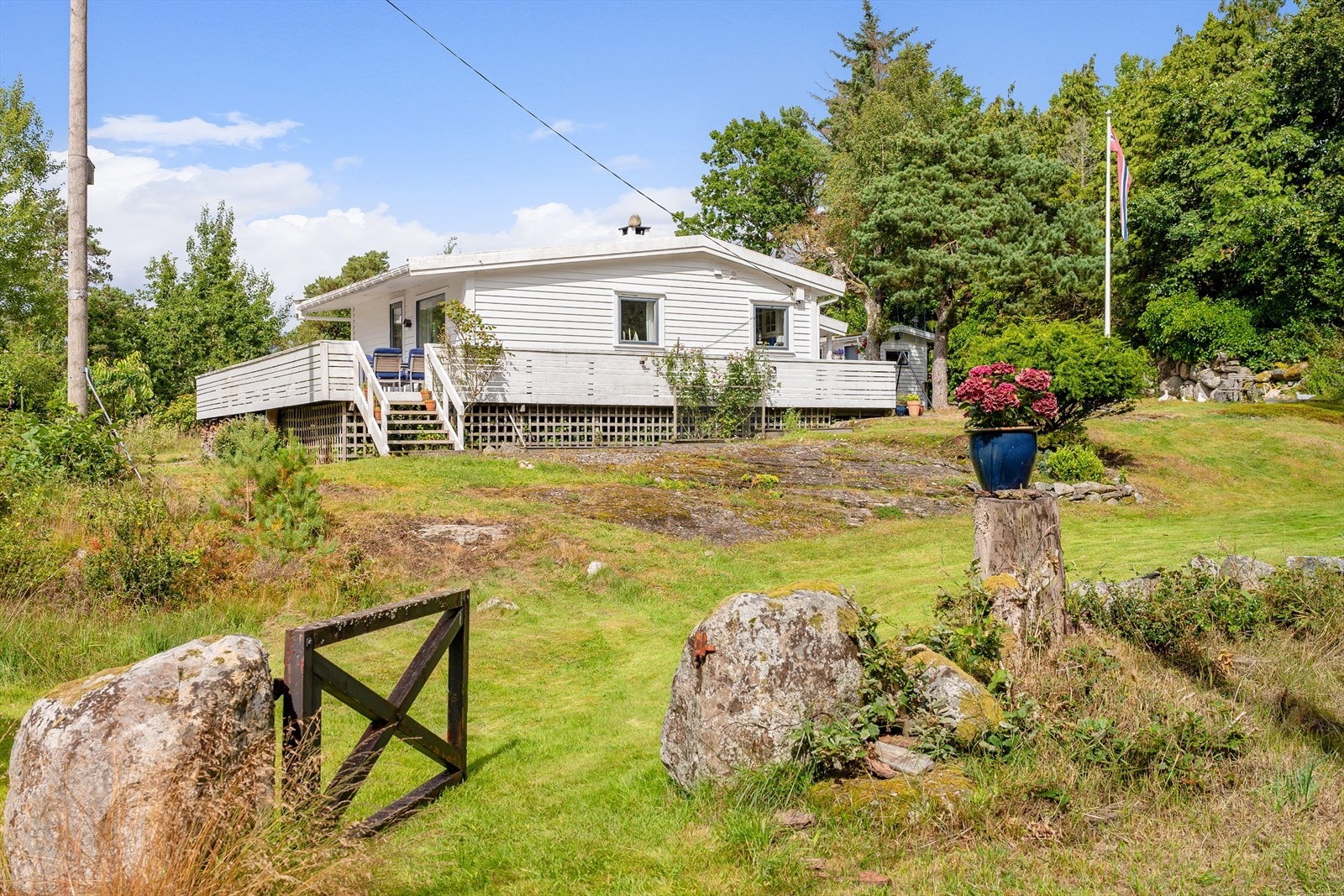 Kalvøy er en stille og fredelig øy uten biltrafikk. Fra hytten er det noen minutters gange til hurtigbåtkaien Galleribilde