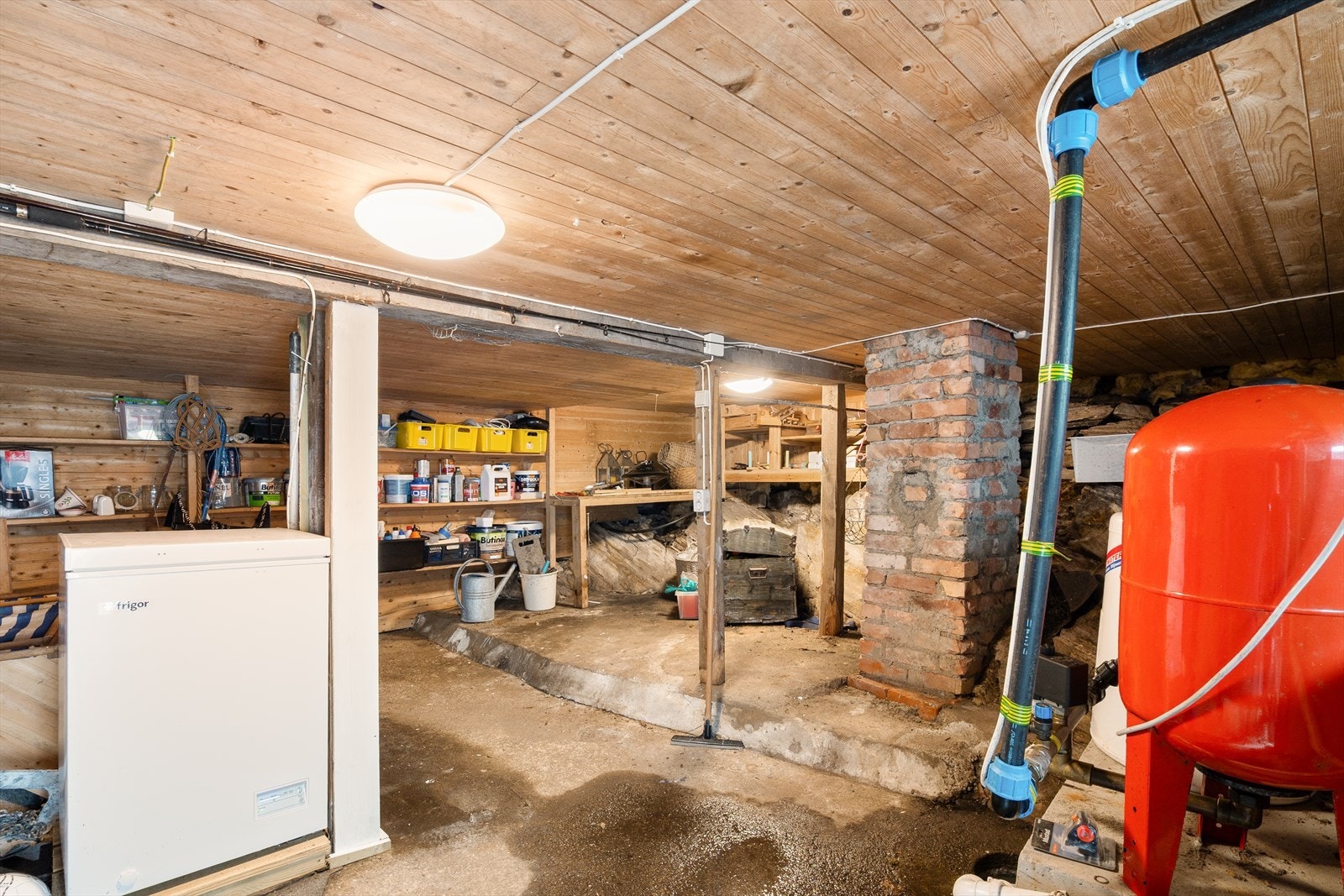 Krypkjeller med god plass til oppbevaring av redskaper Galleribilde