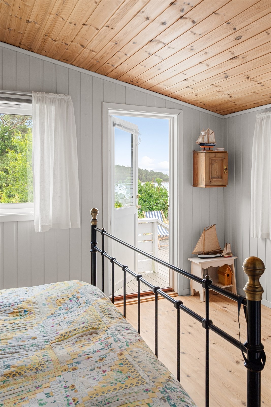 Fra soverom 2 har man direkte utgang til terrassen mot nord hvor man kan nyte morgenkaffen i herlige omgivelser Galleribilde