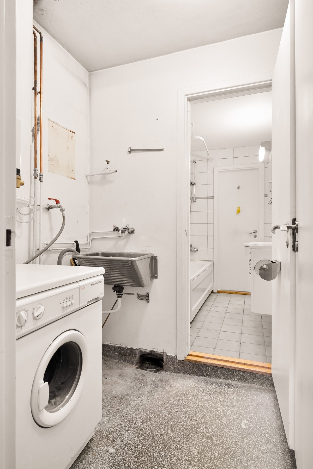 Ved siden av badet er det et vaskerom med opplegg for vaskemaskin, samt utslagsvask Galleribilde