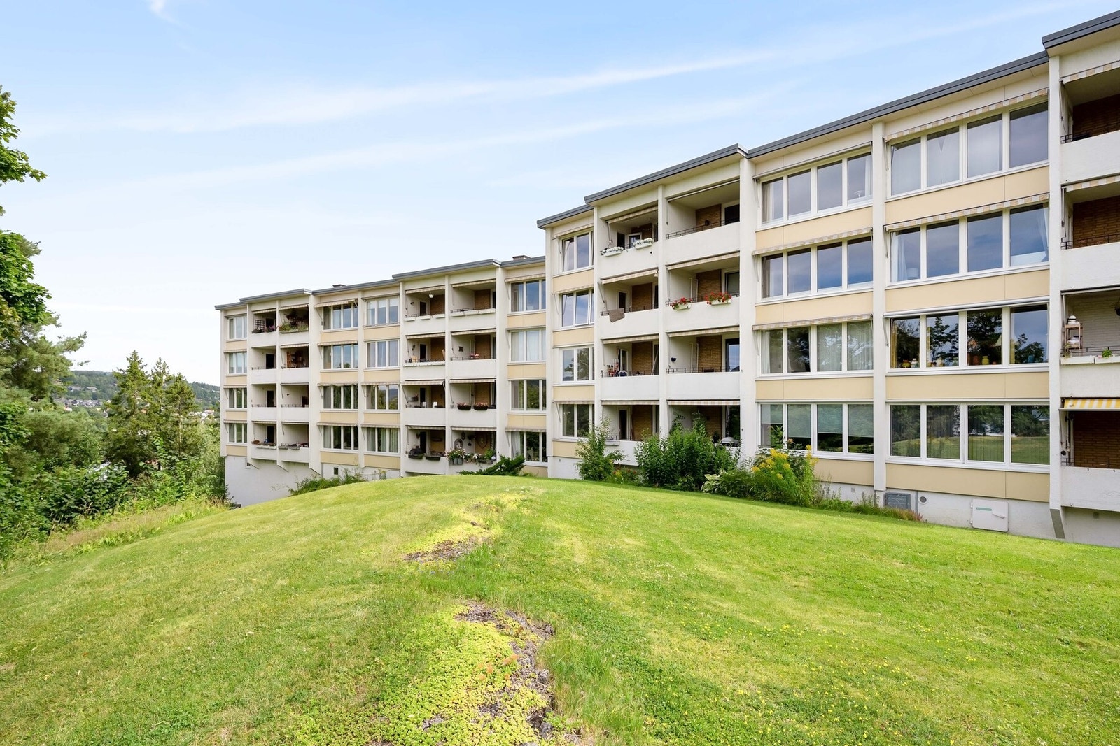En lys og romslig 4-roms selveier med sjøutsikt Galleribilde