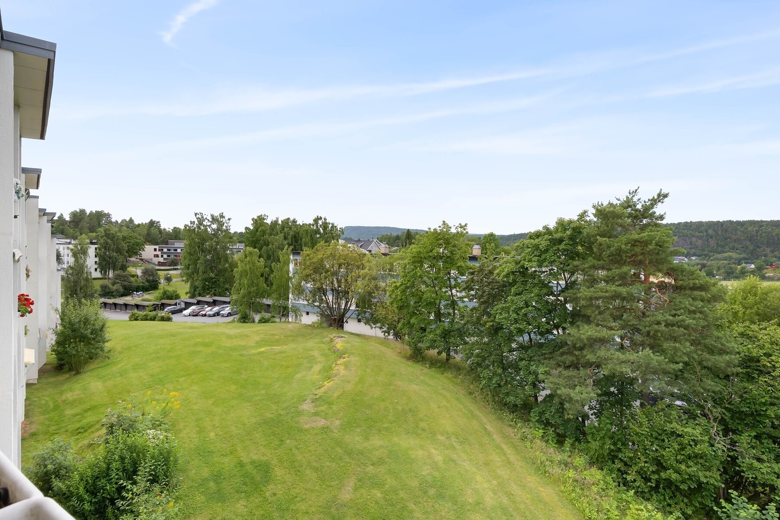 Flott utsikt over grøntområder fra balkongen Galleribilde