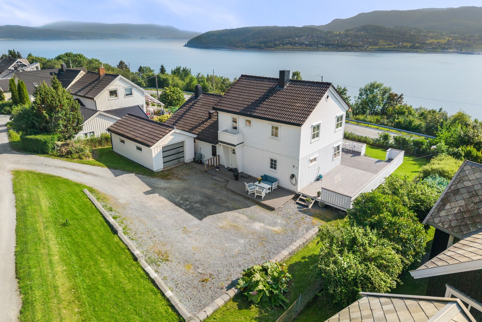 Familievennlig enebolig med en romslig planløsning og et stort uteområde. Galleribilde