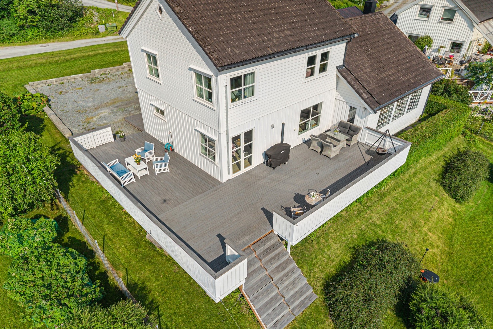 Fra verandaen er det trapp som leder ned til hagen. Galleribilde