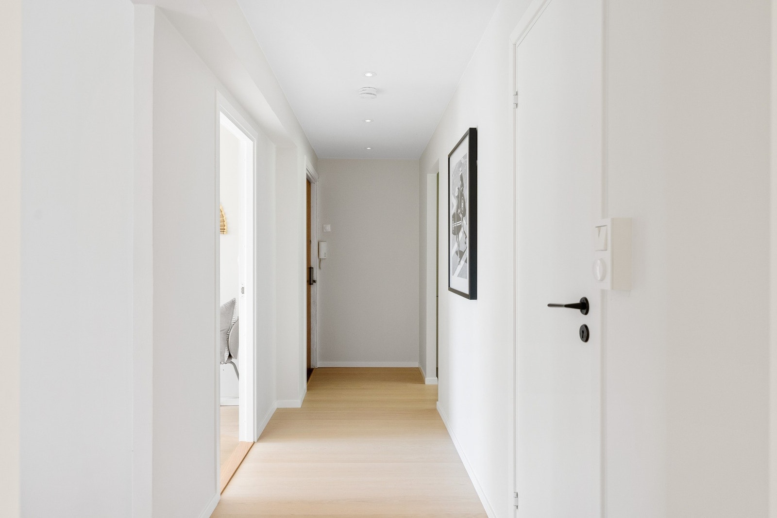 Hyggelig og imøtekommende entré med plass til oppheng av yttertøy og plassering av sko Galleribilde
