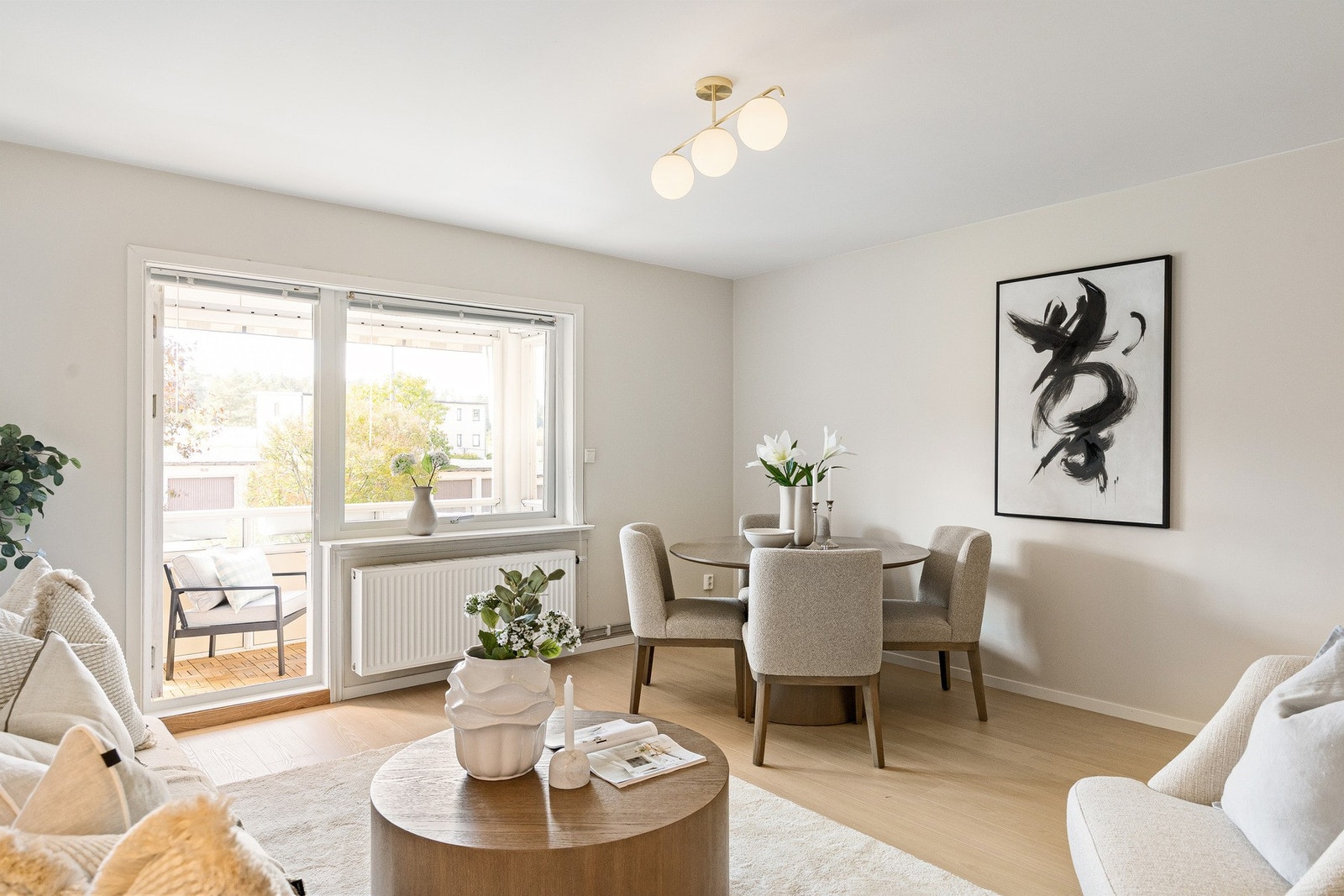 Leiligheten har en luftig stue med god plass til sofagruppe, TV-benk og lesestoler Galleribilde