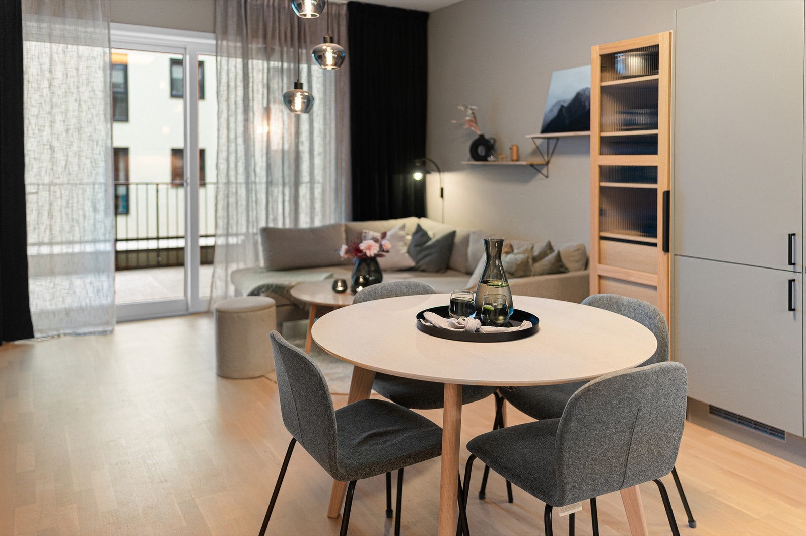 Med åpen planløsning gjør boligen enkel å innrede med naturlige soner for både spiseplass og sofagruppe. Galleribilde