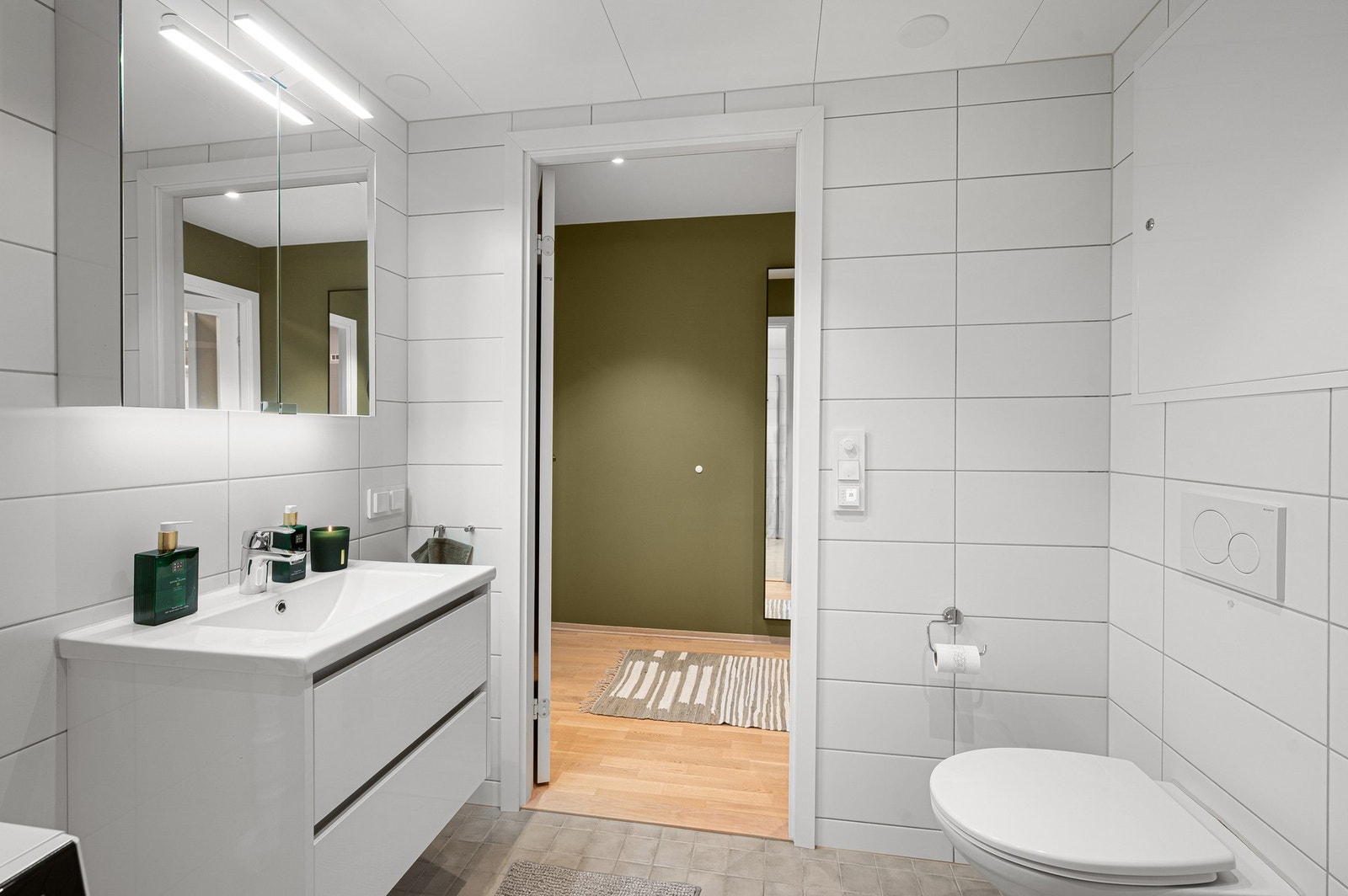 Badet har et lyst og moderne uttrykk, med nedfelt servant og balansert ventilasjon. Galleribilde