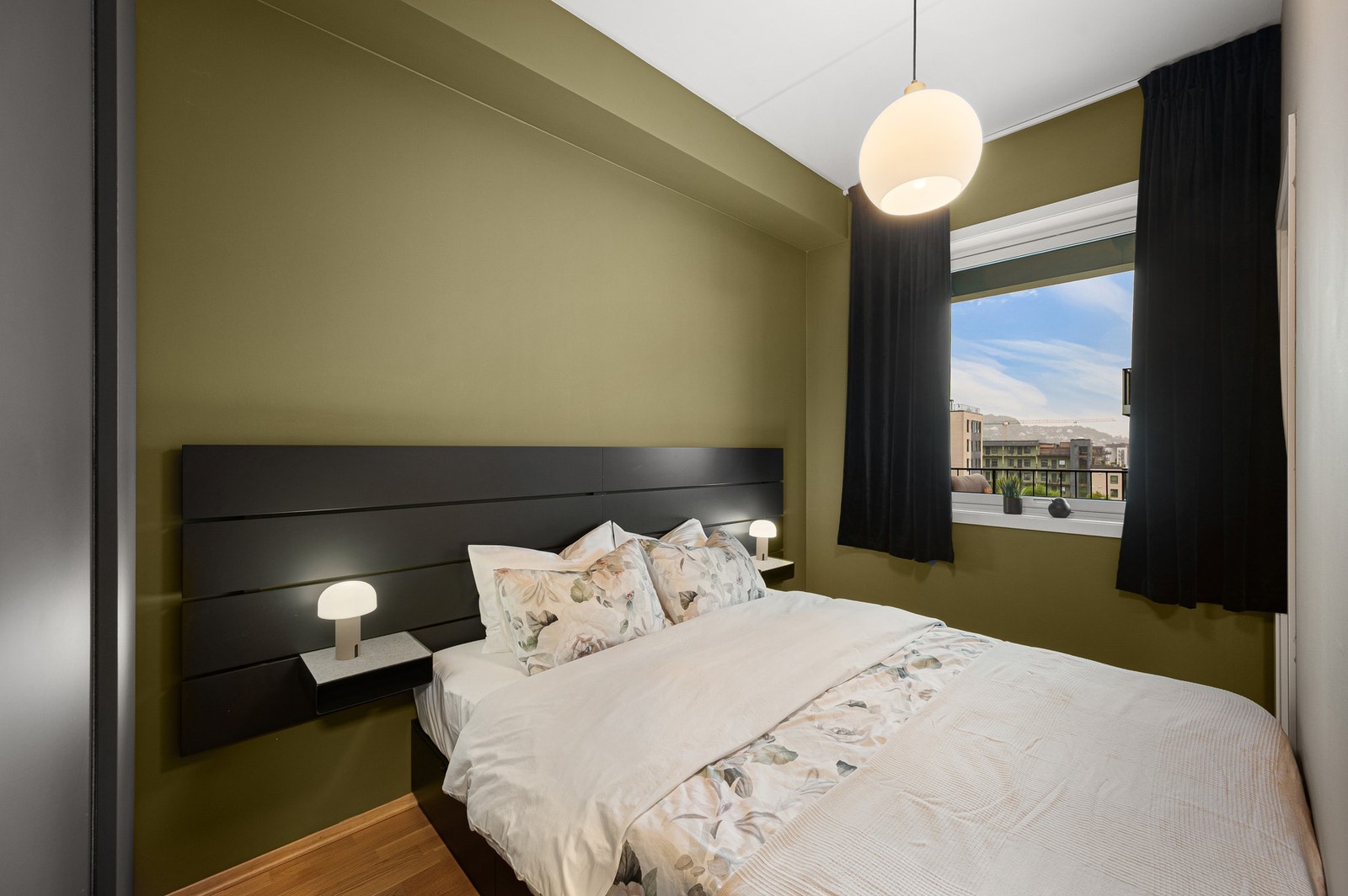 Soverommet vender inn mot rolige og fredfulle fellesareal, skjermet fra veien. Galleribilde