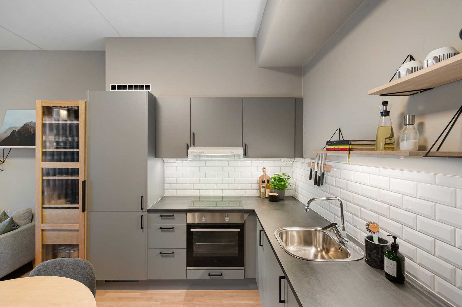 Stilrent, L-formet kjøkken med moderne uttrykk. Kjøkkenet er, i likhet med resten av leiligheten, vurdert til TG0/1 av byggesakkyndig. Galleribilde