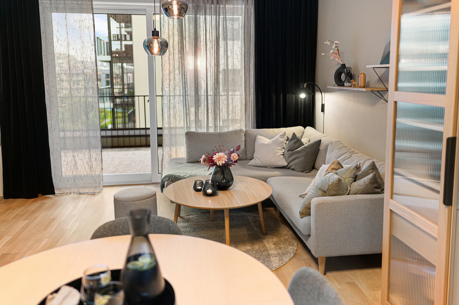 Gjennomgående stilrene farge- og materialvalg skaper et helhetlig og innbydende uttrykk. Galleribilde