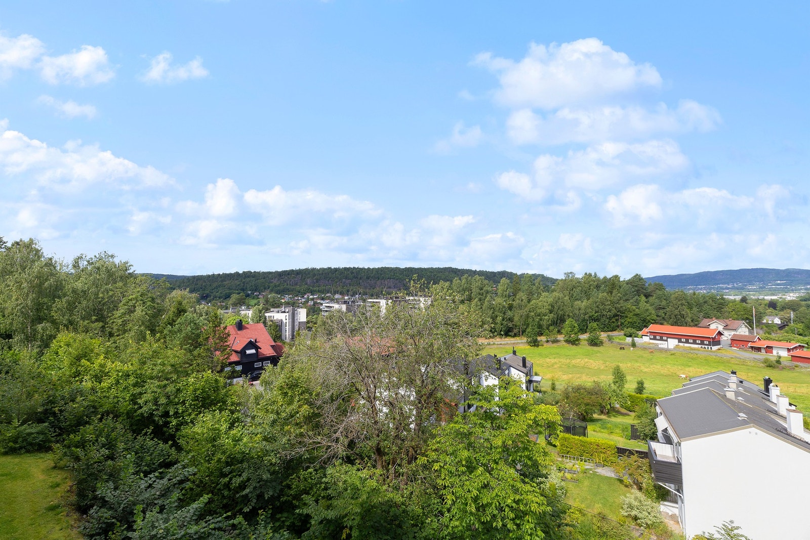 Eiendommen har gode kollektivforbindelser med busstopp i umiddelbar nærhet, samt Sandvika stasjon med hyppige togavganger til Oslo Galleribilde