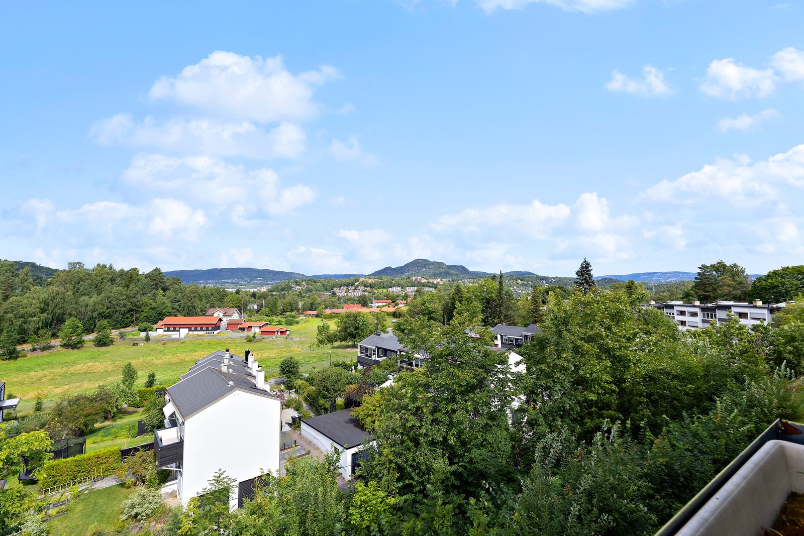 Beliggenheten kombinerer det beste av by- og naturnære kvaliteter, med enkel tilgang til både marka og Oslofjorden. Galleribilde