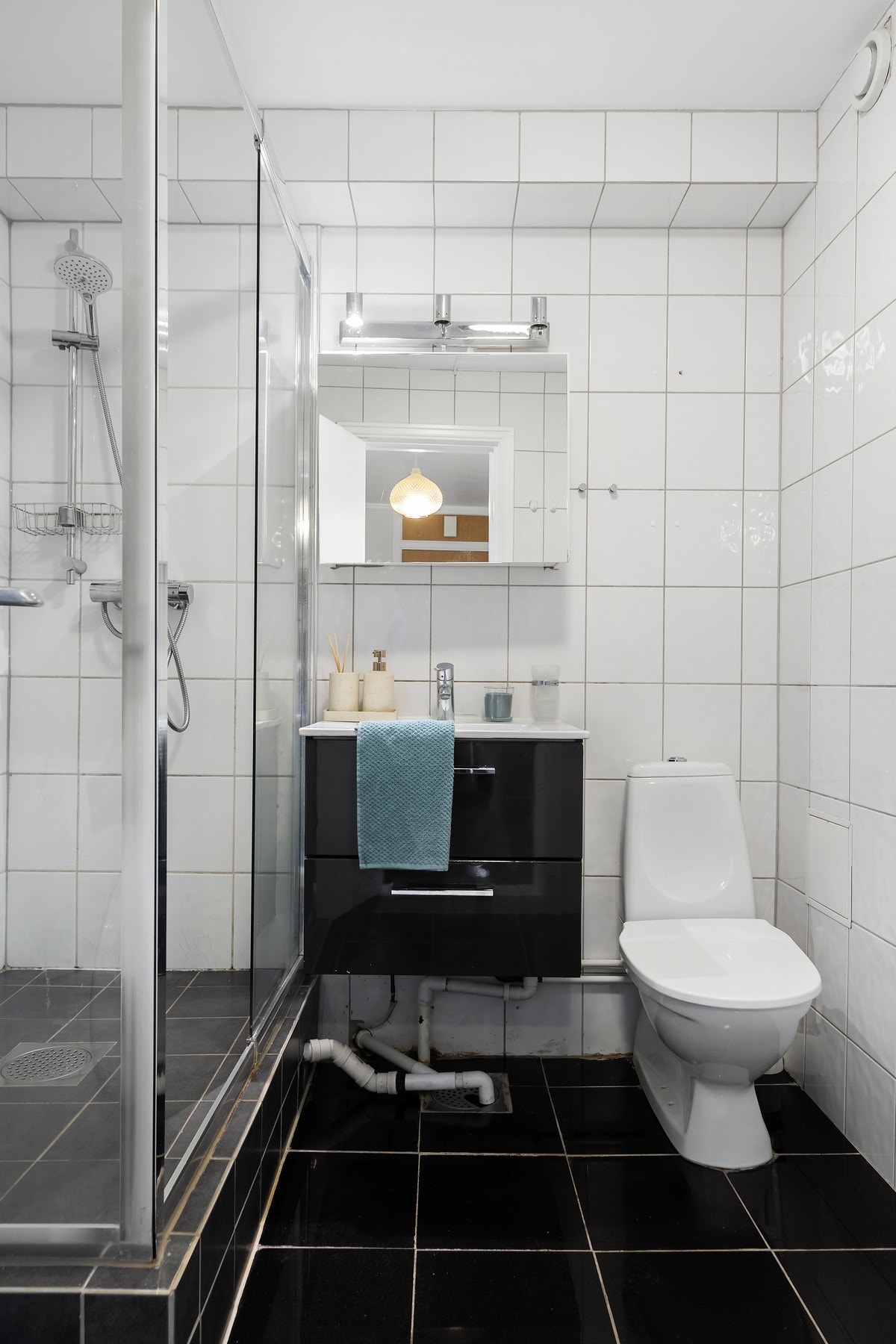 Lekkert bad med flislagt gulv med gulvvarme og flislagte vegger Galleribilde